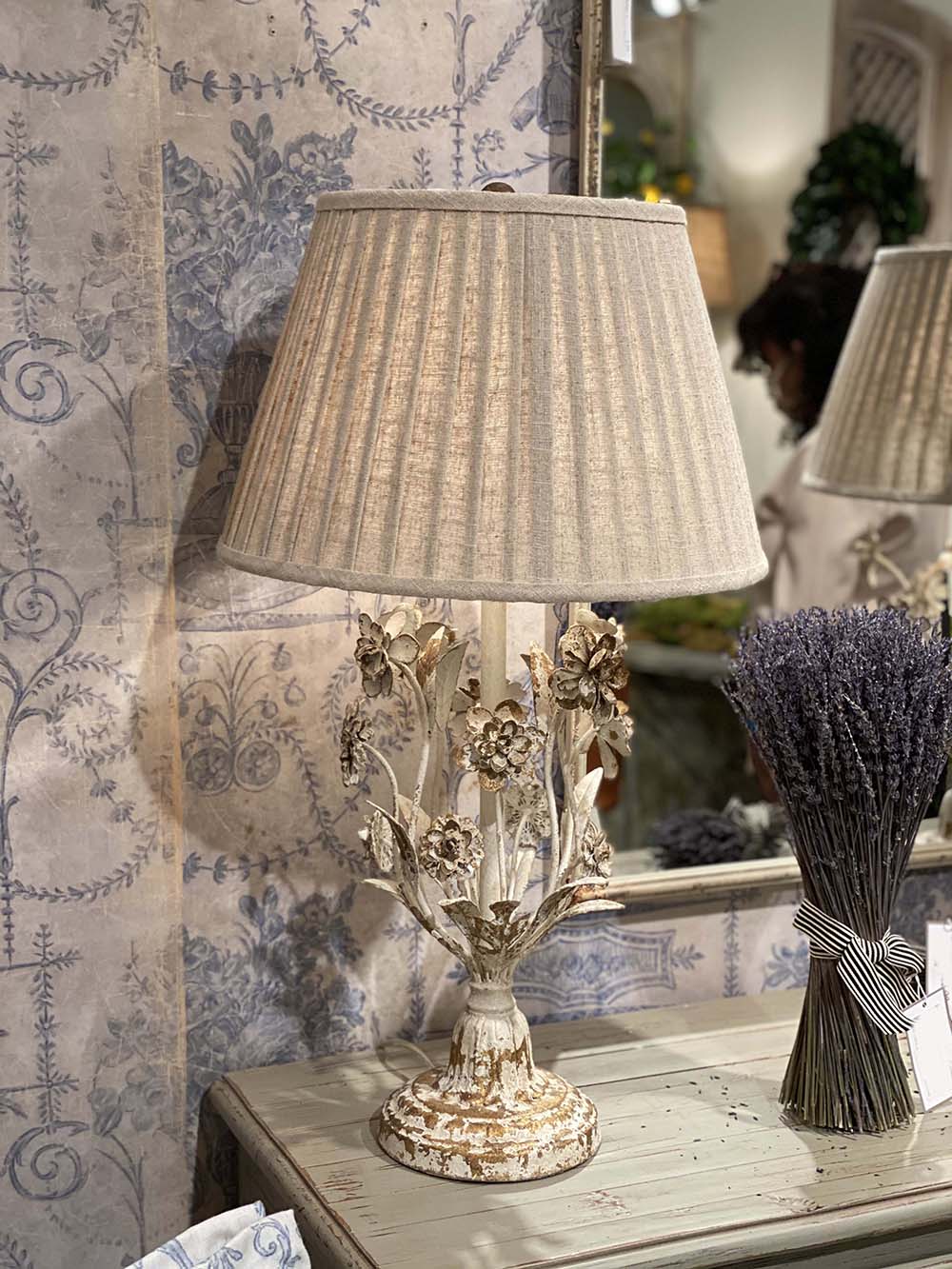 Plafonnier métal et verre blanc décor floral Klea pas cher Plafonnier métal et verre blanc décor floral Klea pas cher